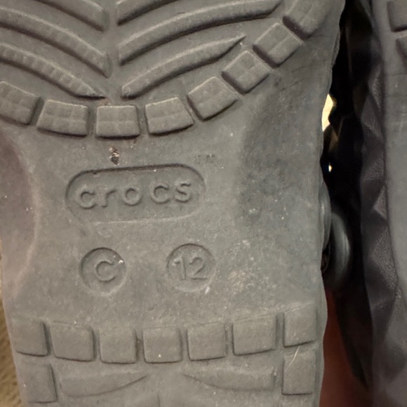 CROCS Kids Black Textured Shoes- size 12 kids - Picture 4 of 4
